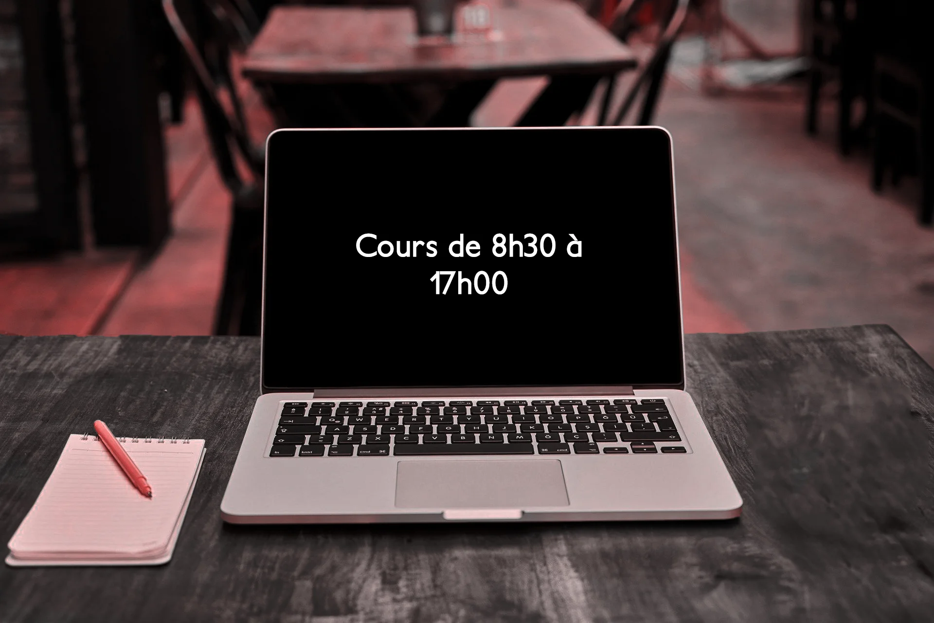 Image d'un ordinateur qui affiche le texte 'Cours de 8h30 à 17h30'